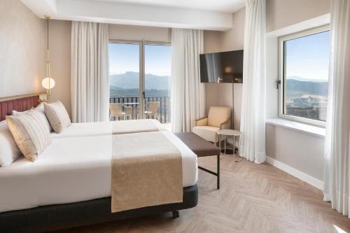 Habitación Doble esquinera con vistas a la terraza del hotel Catalonia Reina Victoria. Foto 5