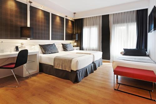 Habitación Triple del hotel Catalonia Reina Victoria. Foto 2