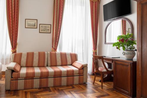 Habitación Cuádruple Clásica del hotel Boccaccio. Foto 6