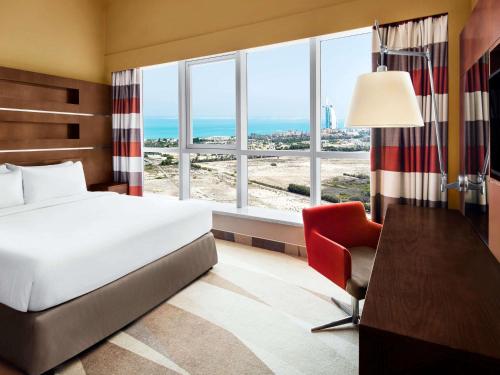 Habitación Superior - Adaptada para personas de movilidad reducida del hotel Novotel Dubai Al Barsha. Foto 1