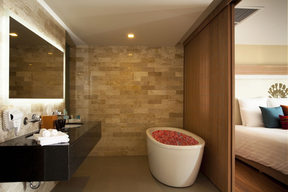 Suite, 1 cama de matrimonio grande (Ocean) del hotel Novotel Phuket Kamala Beach - Sha Extra Plus. Foto 5