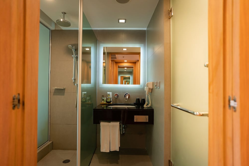 Suite, 1 cama de matrimonio grande (Ocean) del hotel Novotel Phuket Kamala Beach - Sha Extra Plus. Foto 6