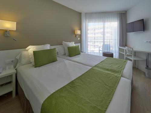 Habitación doble con balcón del hotel Bq Amfora Beach - Adults Only. Foto 2