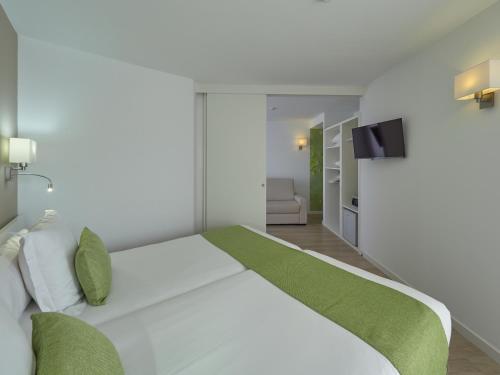 Habitación doble con balcón del hotel Bq Amfora Beach - Adults Only. Foto 3