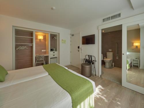 Habitación doble con balcón del hotel Bq Amfora Beach - Adults Only. Foto 4