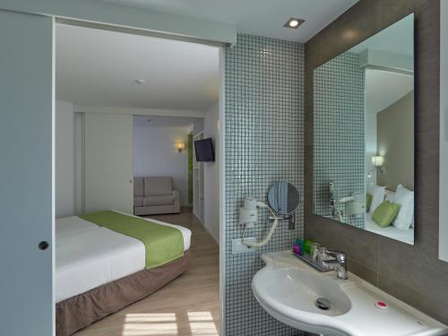 Habitación doble con balcón del hotel Bq Amfora Beach - Adults Only. Foto 7