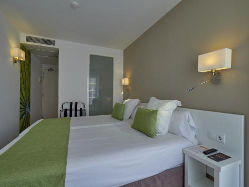 Habitación doble con balcón del hotel Bq Amfora Beach - Adults Only. Foto 8