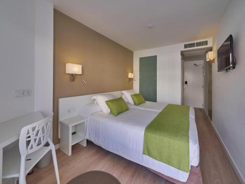 Habitación doble con balcón del hotel Bq Amfora Beach - Adults Only. Foto 9
