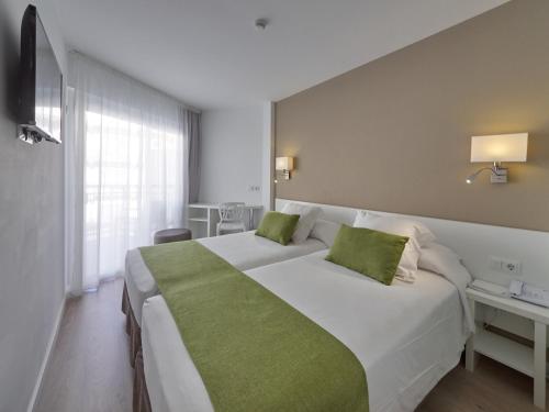 Habitación doble con balcón del hotel Bq Amfora Beach - Adults Only. Foto 10