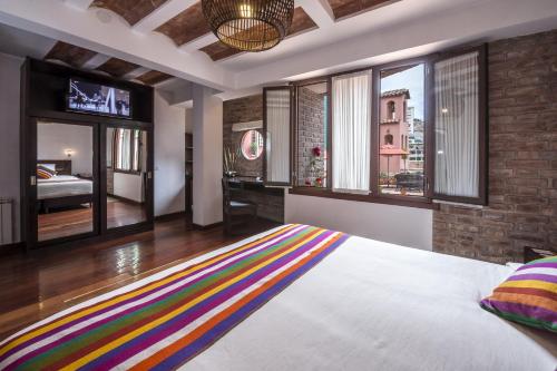 Habitación con cama extragrande. del hotel La Casona Boutique