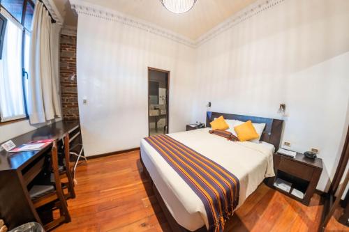 Habitación con cama extragrande. del hotel La Casona Boutique. Foto 10