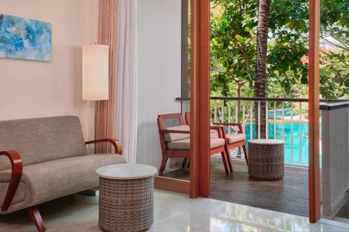 Habitación Deluxe con balcón y vistas a la piscina - Cama extragrande del hotel Courtyard By Marriott Bali Nusa Dua Resort. Foto 3