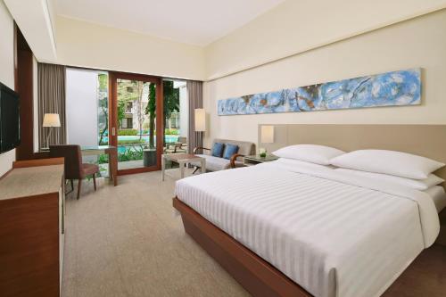 Deluxe Terrace Room with Two Double Beds and Pool View del hotel Courtyard By Marriott Bali Nusa Dua Resort