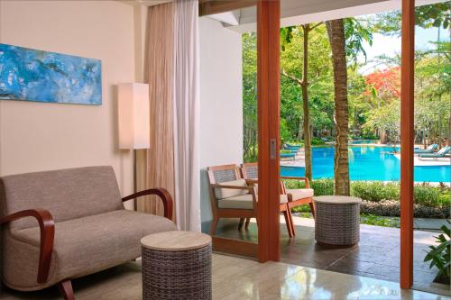 Deluxe Terrace Room with Two Double Beds and Pool View del hotel Courtyard By Marriott Bali Nusa Dua Resort. Foto 2