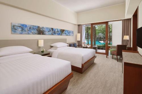 Deluxe Terrace Room with Two Double Beds and Pool View del hotel Courtyard By Marriott Bali Nusa Dua Resort. Foto 3