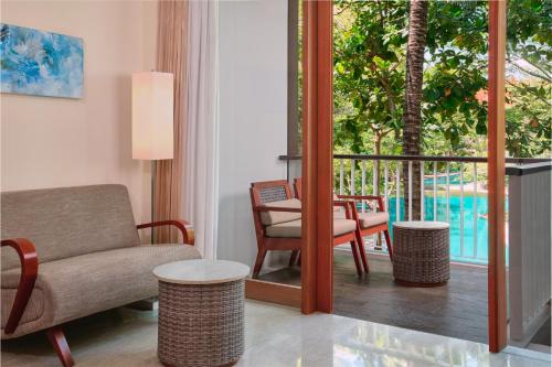 Habitación Doble Deluxe con balcón y vistas a la piscina del hotel Courtyard By Marriott Bali Nusa Dua Resort. Foto 2
