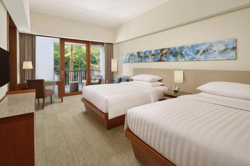 Habitación Doble Deluxe con balcón y vistas a la piscina del hotel Courtyard By Marriott Bali Nusa Dua Resort. Foto 3