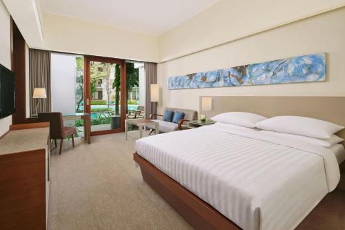 Deluxel Terrace King Room with Pool View del hotel Courtyard By Marriott Bali Nusa Dua Resort. Foto 3