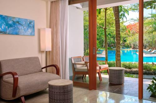 Deluxel Terrace King Room with Pool View del hotel Courtyard By Marriott Bali Nusa Dua Resort. Foto 4