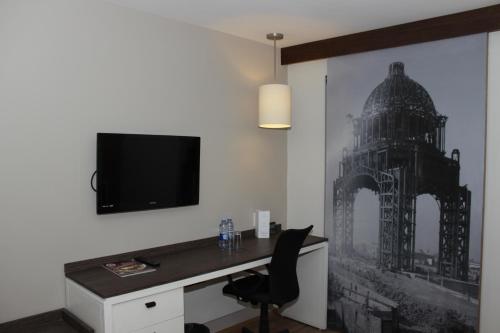 Habitación con cama grande del hotel Plaza Revolución. Foto 3