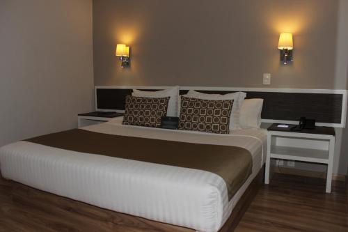 Habitación con cama extragrande del hotel Plaza Revolución. Foto 1