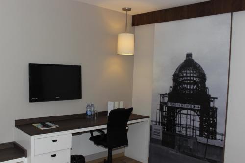 Habitación con cama extragrande del hotel Plaza Revolución. Foto 3
