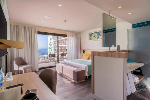 Double Room with Frontal Sea View - My Favorite Club del hotel Aluasoul Palma - Adults Only. Foto 2