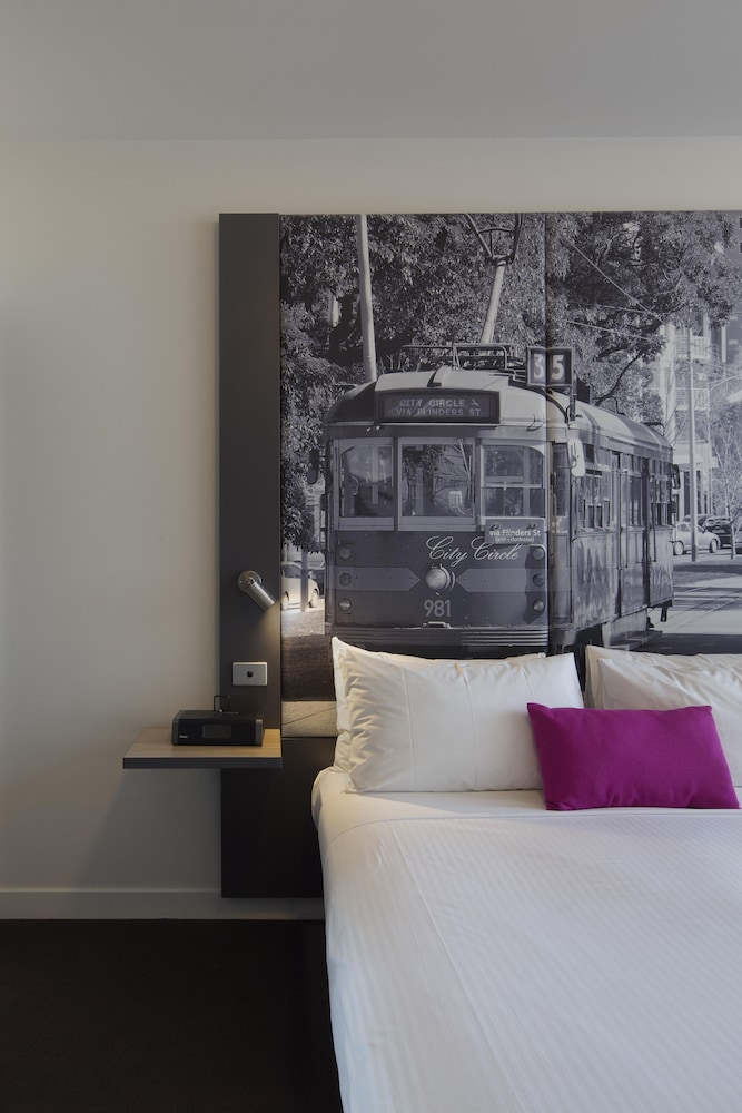 Estudio 1 cama queen del hotel Mercure Melbourne Therry Street. Foto 1