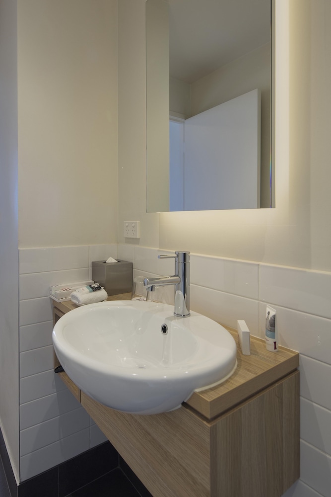Estudio 1 cama queen del hotel Mercure Melbourne Therry Street. Foto 11