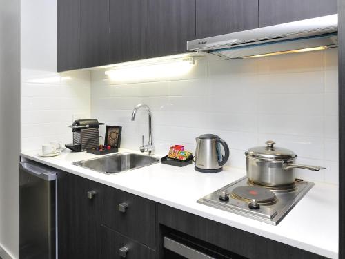Estudio Privilege 1 cama queen del hotel Mercure Melbourne Therry Street. Foto 1