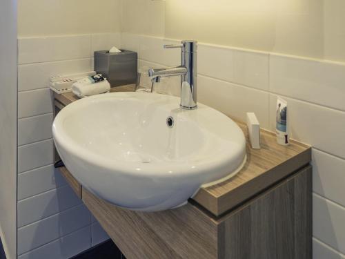 Estudio Privilege 1 cama queen del hotel Mercure Melbourne Therry Street. Foto 2
