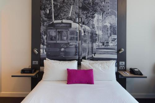 Estudio Privilege 1 cama queen del hotel Mercure Melbourne Therry Street. Foto 12