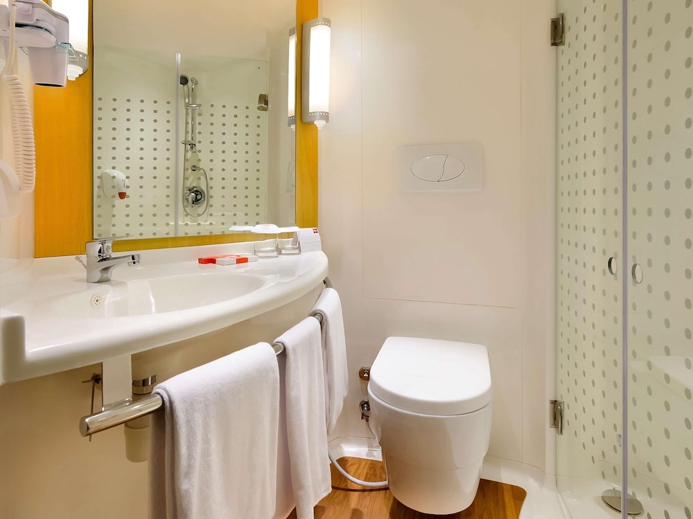 Estándar con 2 camas individuales del hotel Ibis Bali Kuta. Foto 4