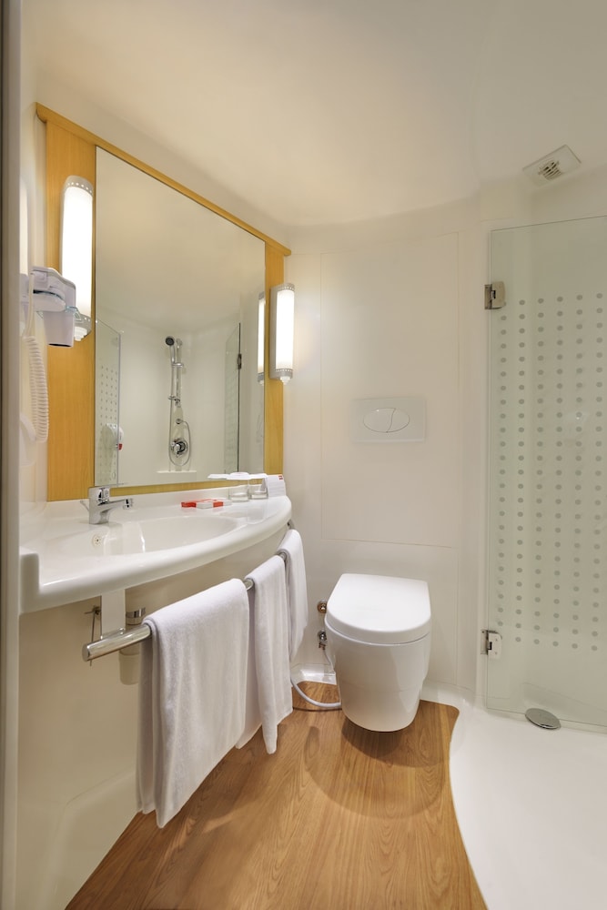 Habitación doble Vista ciudad 1 Cama doble del hotel Ibis Bali Kuta. Foto 5