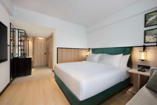 Habitación con cama extragrande del hotel Ibis Styles Bali Benoa