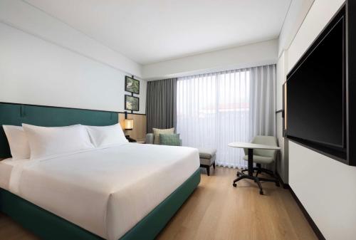 Habitación con cama extragrande del hotel Ibis Styles Bali Benoa. Foto 1