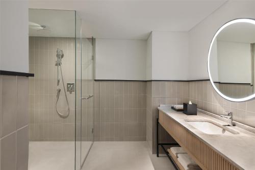 Suite Deluxe con cama extragrande del hotel Ibis Styles Bali Benoa. Foto 1