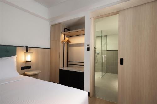Suite Deluxe con cama extragrande del hotel Ibis Styles Bali Benoa. Foto 3
