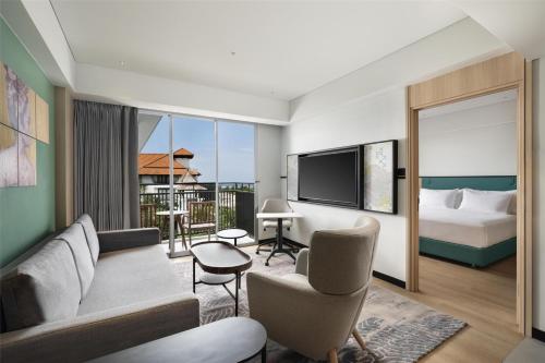 Suite Deluxe con cama extragrande del hotel Ibis Styles Bali Benoa. Foto 5