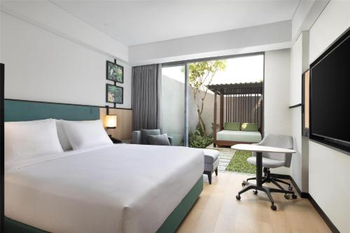 Habitación Doble con terraza - 1 cama doble grande del hotel Ibis Styles Bali Benoa. Foto 3