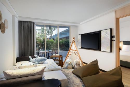 Habitación Familiar Deluxe con cama extragrande del hotel Ibis Styles Bali Benoa. Foto 4