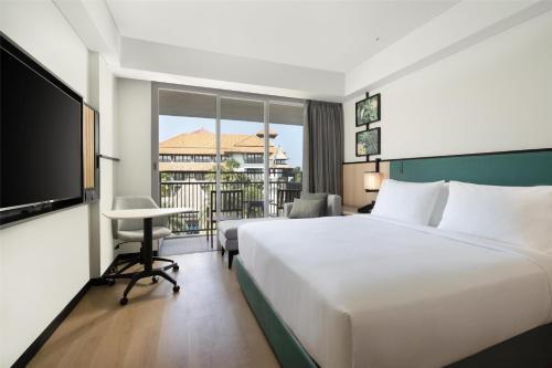 Habitación con balcón - Cama extragrande del hotel Ibis Styles Bali Benoa. Foto 3