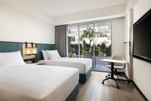 Twin Guest Room with Terrace del hotel Ibis Styles Bali Benoa. Foto 5