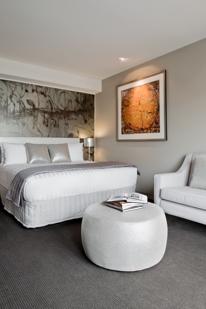 Suite Deluxe de Dos Dormitorios con Balcón del hotel The Olsen Melbourne – Art Series. Foto 2