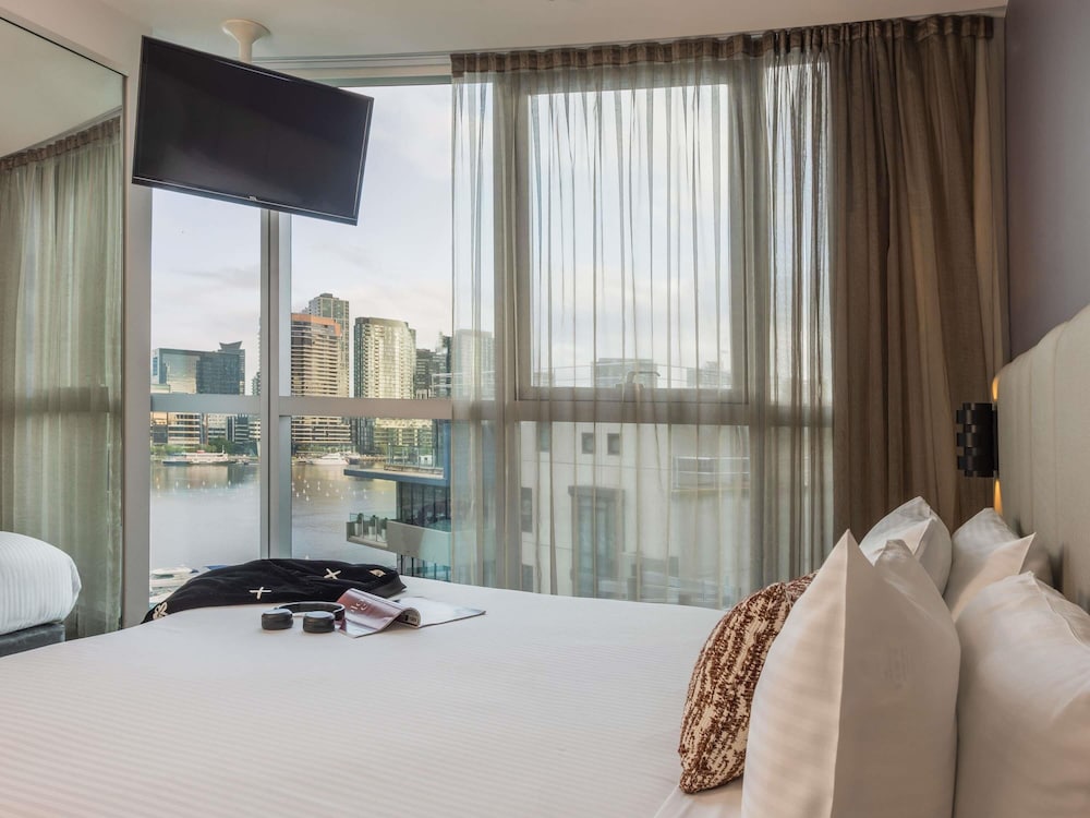 SUITE DE 2 DORMITORIOS Y 2 BAÑOS CON 2 CAMAS KING del hotel The Sebel Melbourne Docklands Hotel. Foto 8