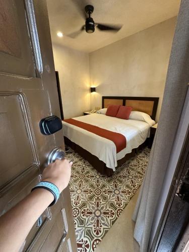 Habitación Doble Estándar del hotel El Mesón Del Marqués. Foto 1
