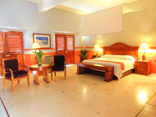 Suite Grand del hotel El Mesón Del Marqués. Foto 4