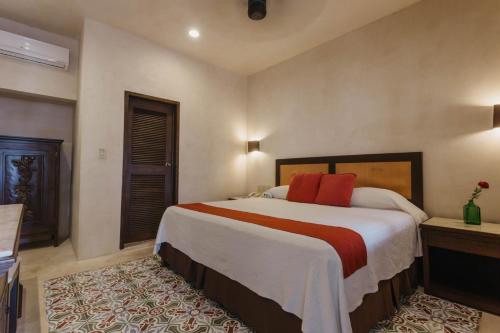 Habitación Estándar - Cama extragrande del hotel El Mesón Del Marqués. Foto 5