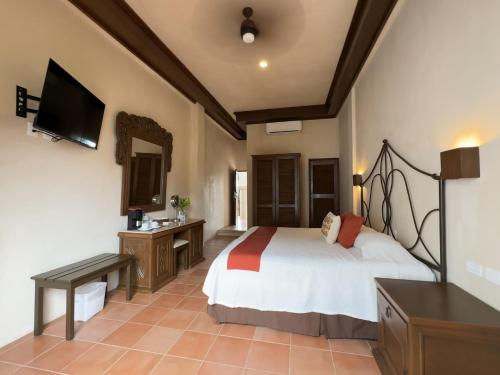 Habitación Superior con cama extragrande del hotel El Mesón Del Marqués. Foto 2