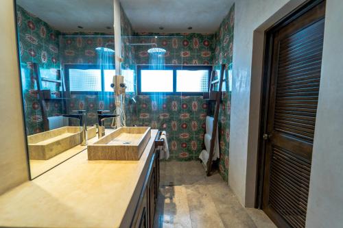Habitación Superior con cama extragrande del hotel El Mesón Del Marqués. Foto 4